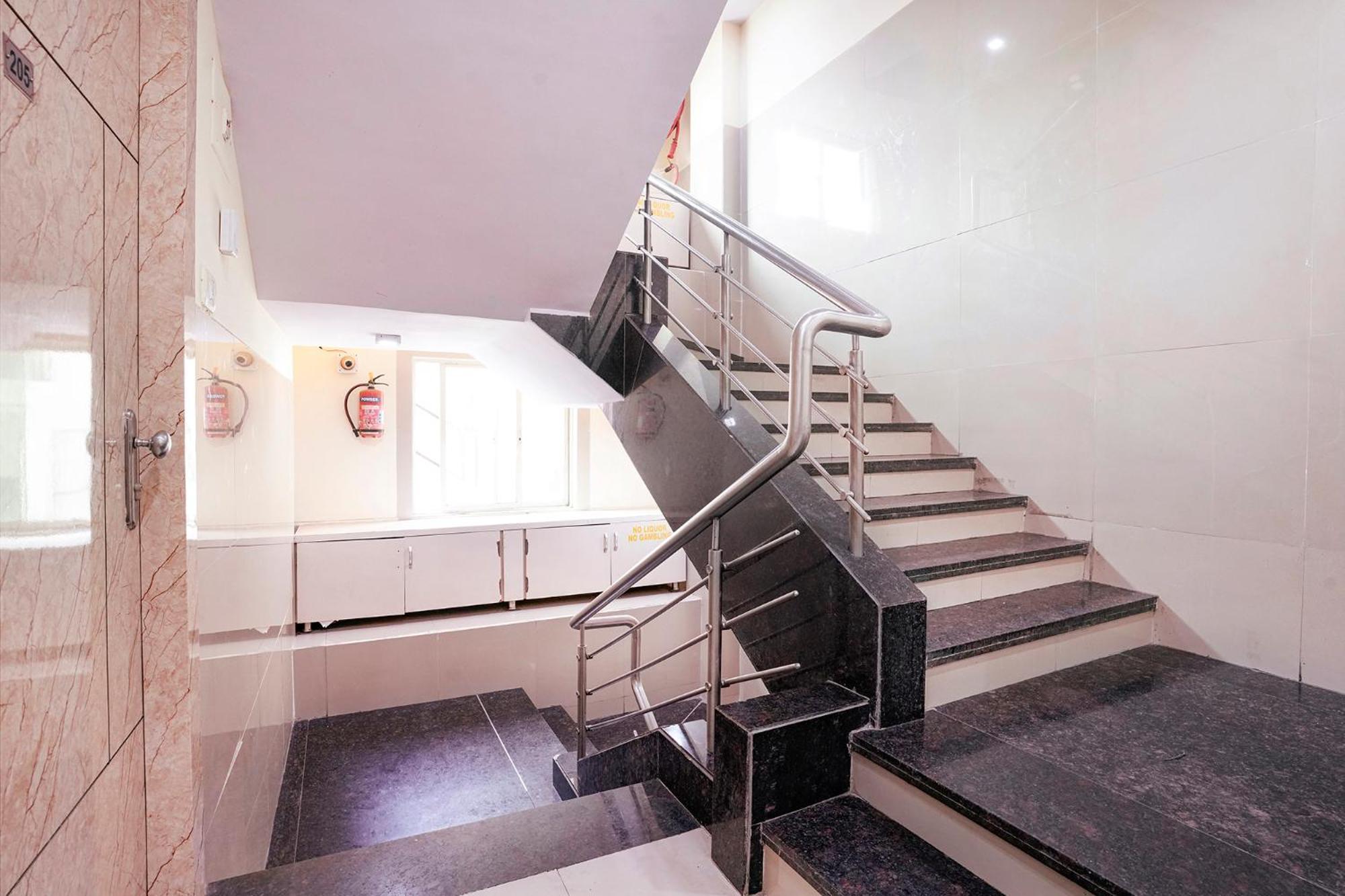 Fabhotel Everest Vashi Bagian luar foto